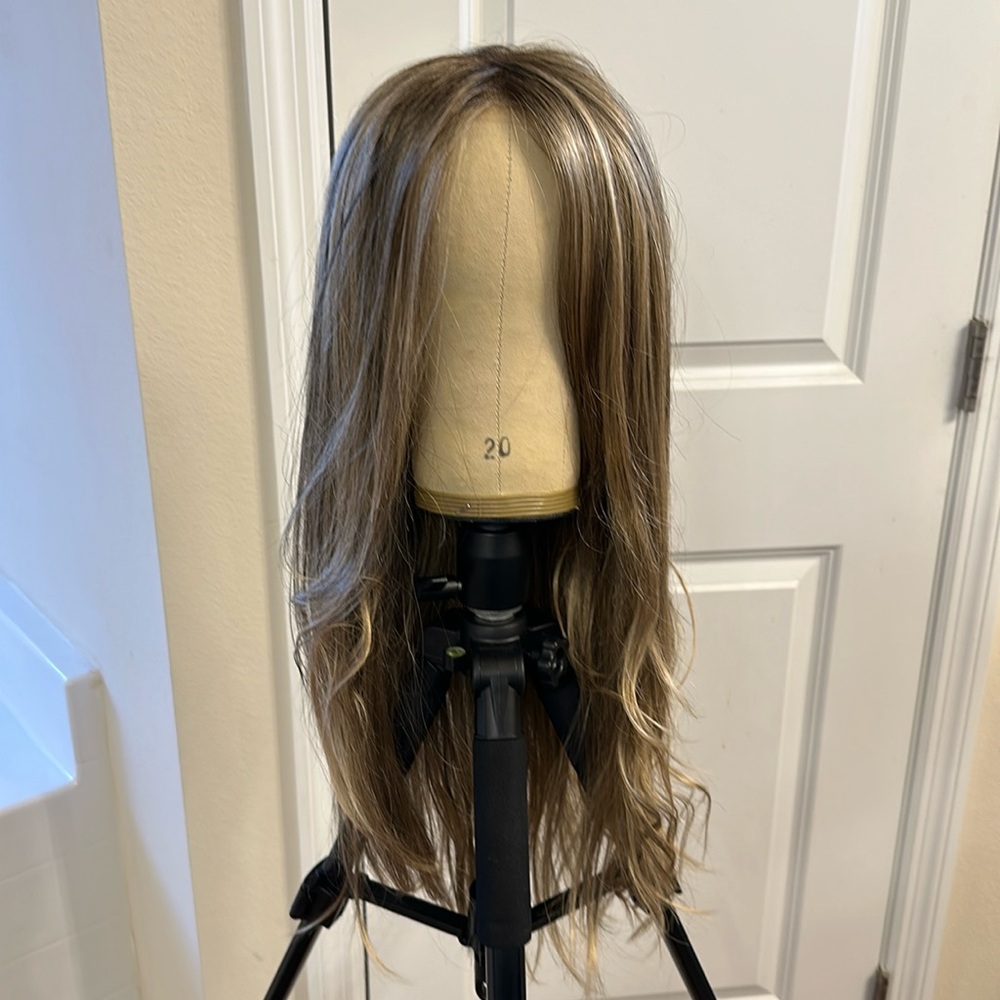 Like new. Avery Wig from the Smartlace Collection by Jon Renau.